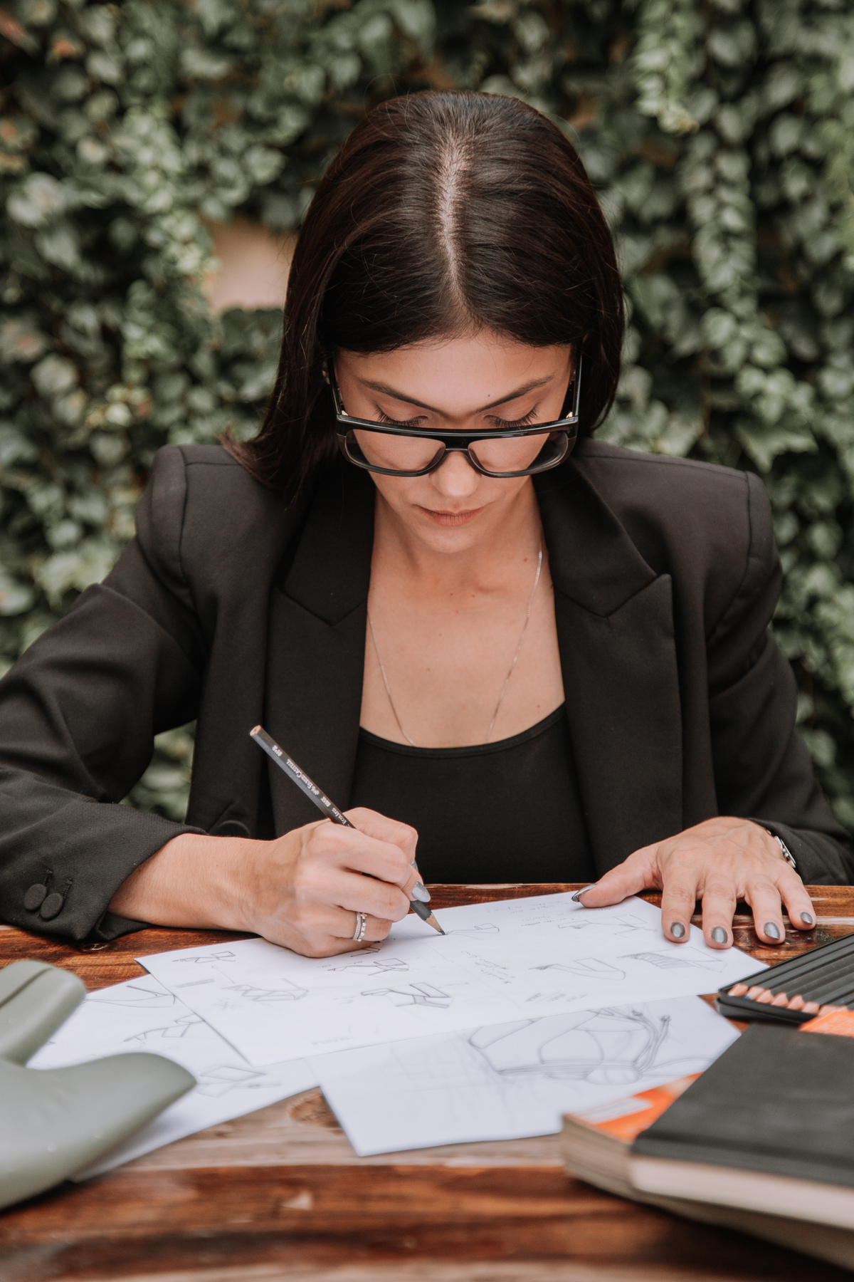 Sessão de retratos femininos para estilista de calçados femininos em ambiente de café