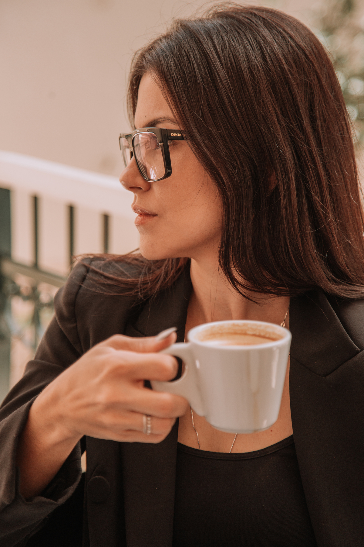 Retratos femininos expressivos para estilista de calçados femininos em café