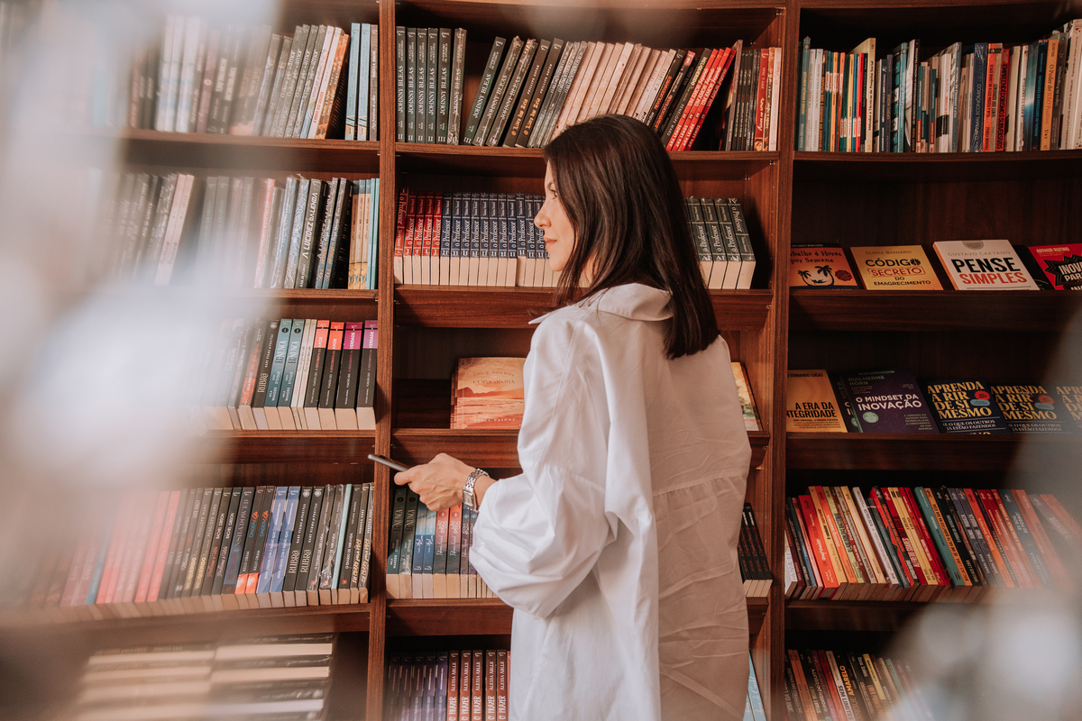 Sessão de fotos de retratos femininos para marca pessoal em café