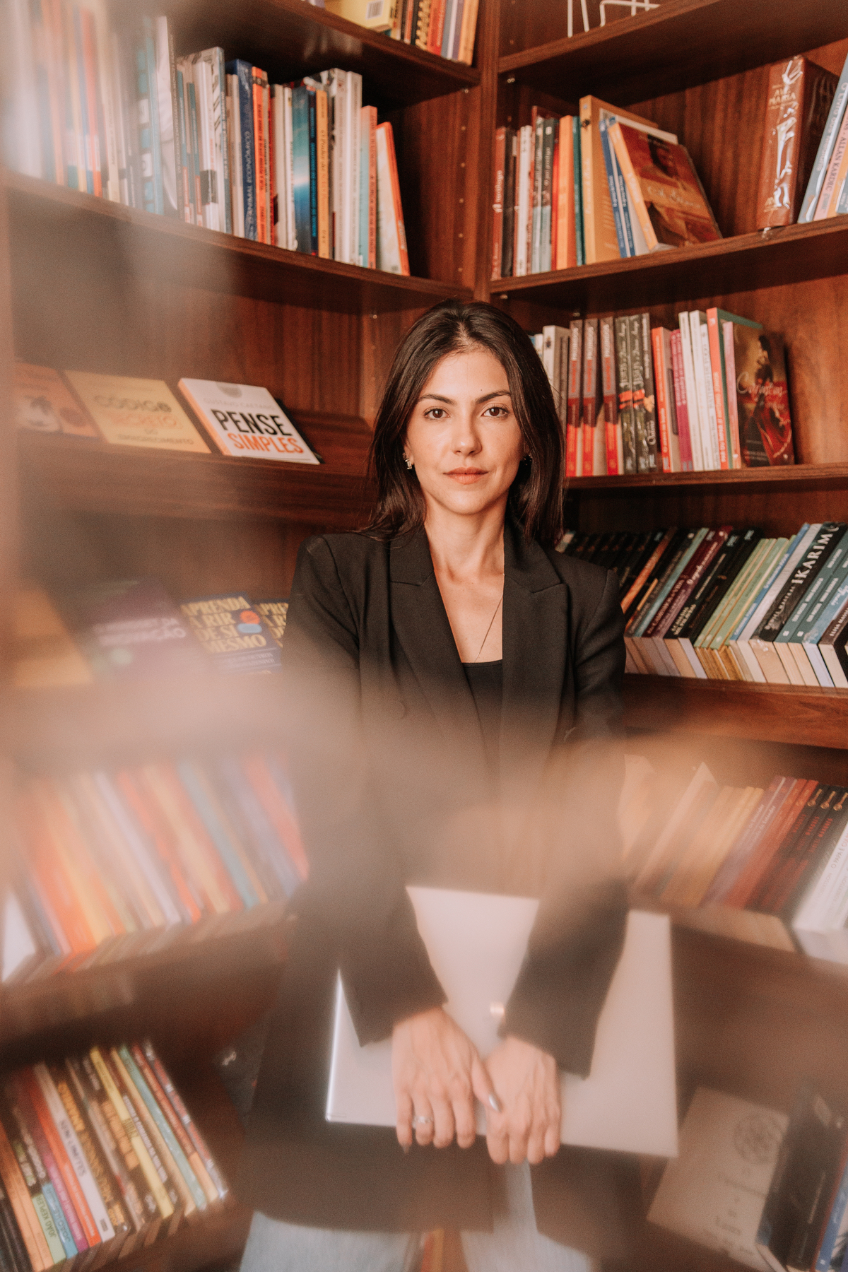 Retratos femininos para marca pessoal de estilista de calçados femininos em café