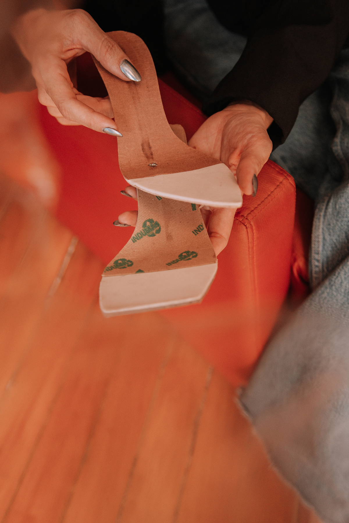 Fotografia de retratos femininos para destacar o trabalho da estilista de calçados femininos