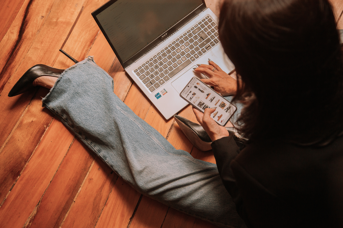 Fotografia de retratos femininos para estilista de calçados femininos promover a autenticidade em café