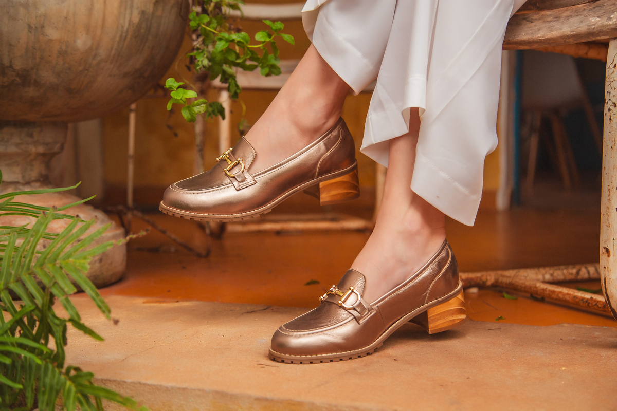 Fotografia de retratos femininos para destacar os calçados da marca