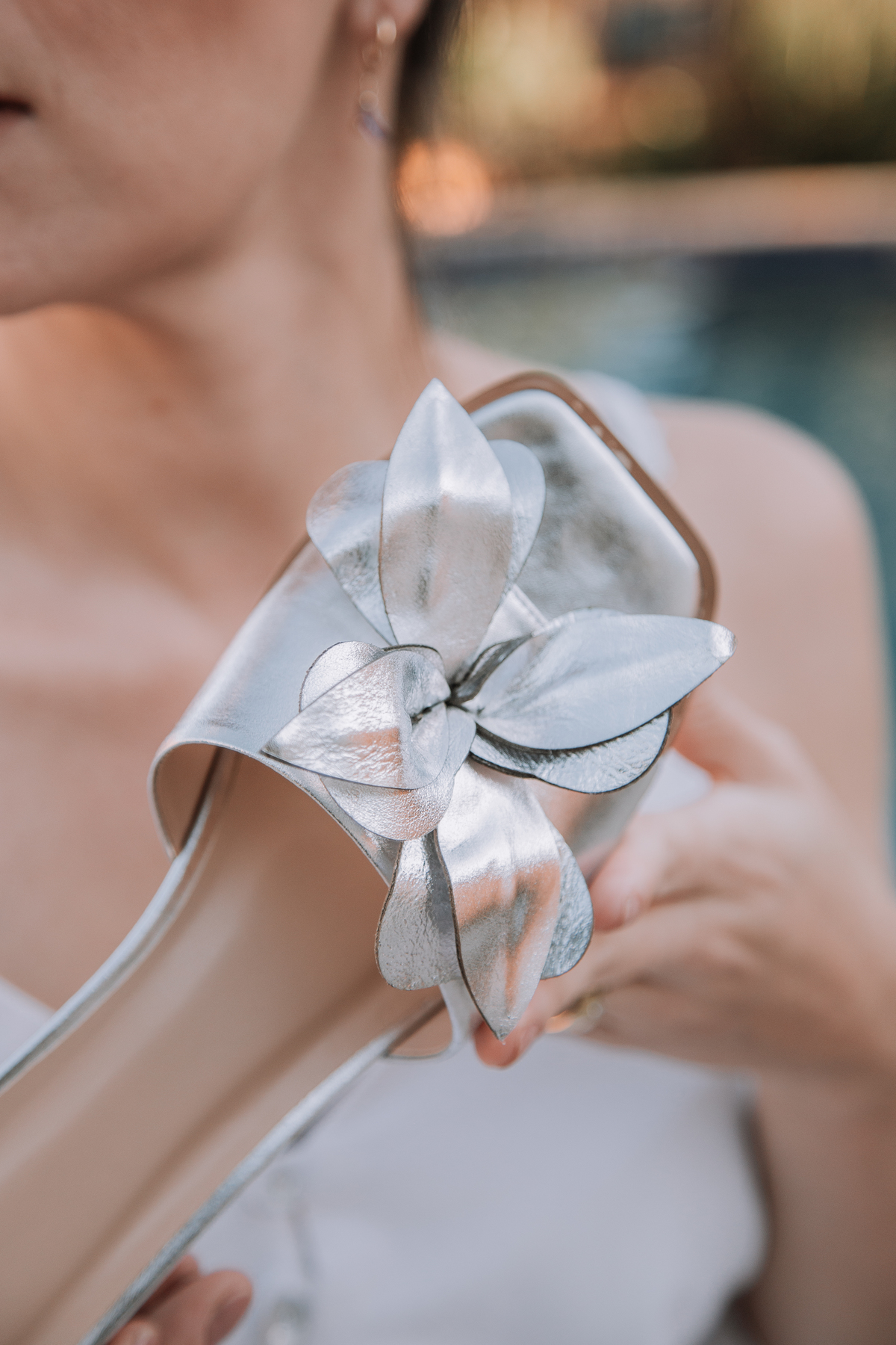 Fotos de calçados com elementos naturais