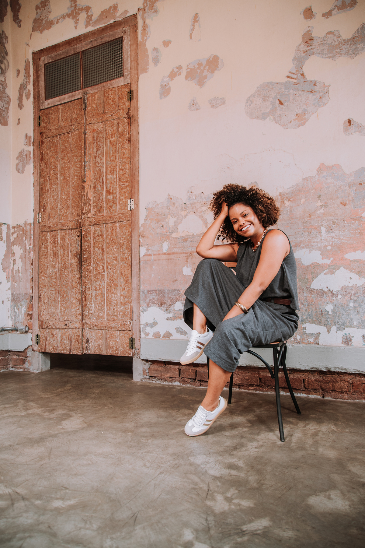 Ensaio fotográfico com foco em sapatos femininos em cenário estético