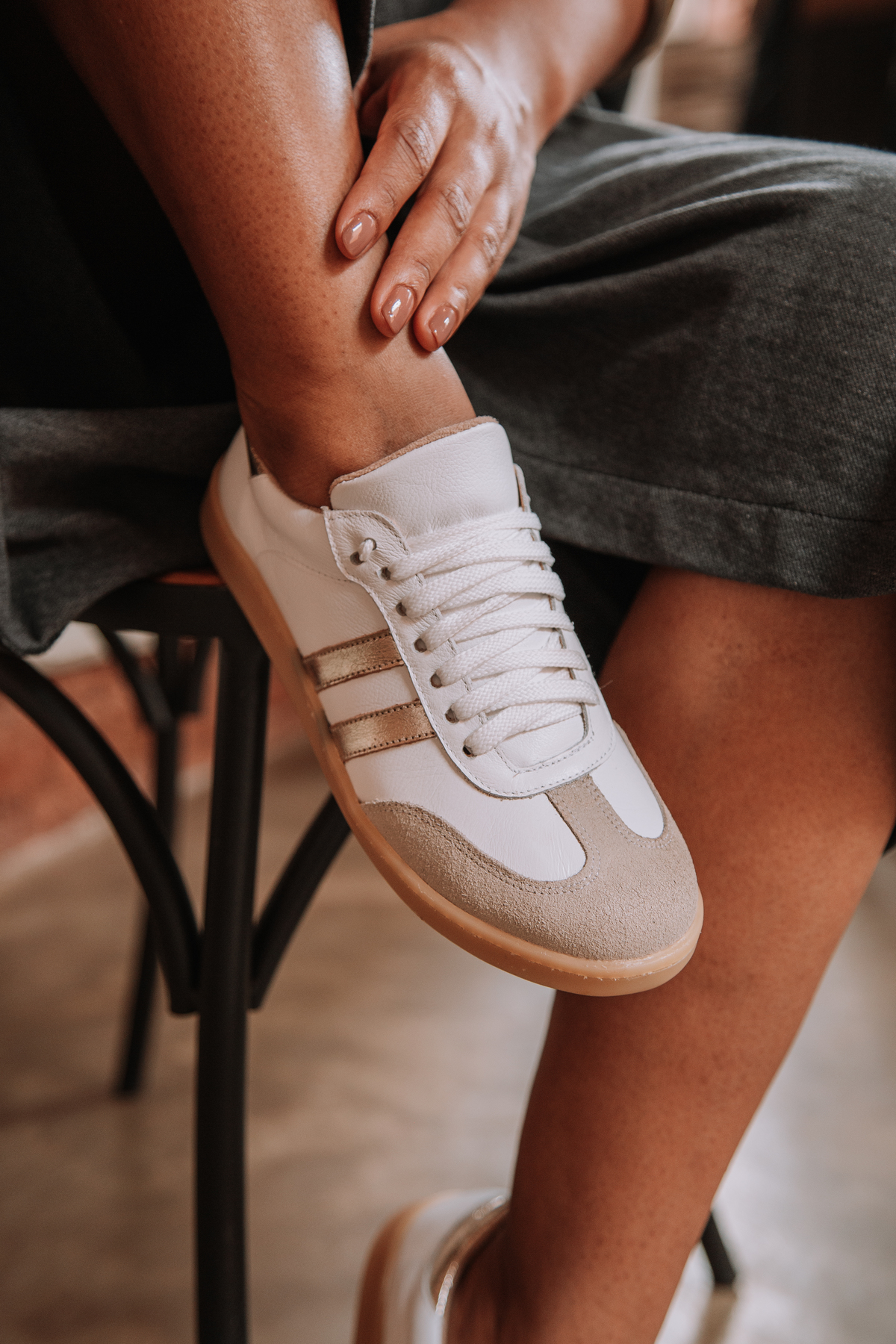 Sapato feminino em detalhe com luz natural em vinheria