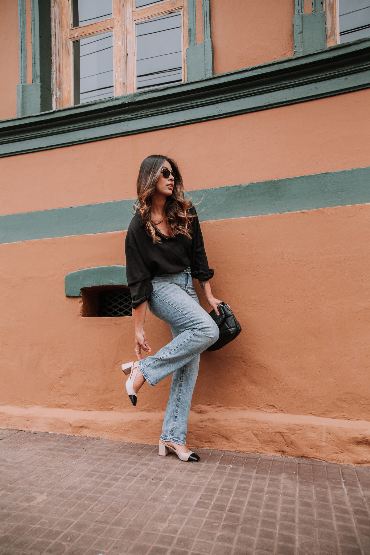 ensaio fotográfico de calçados femininos com estética urbana