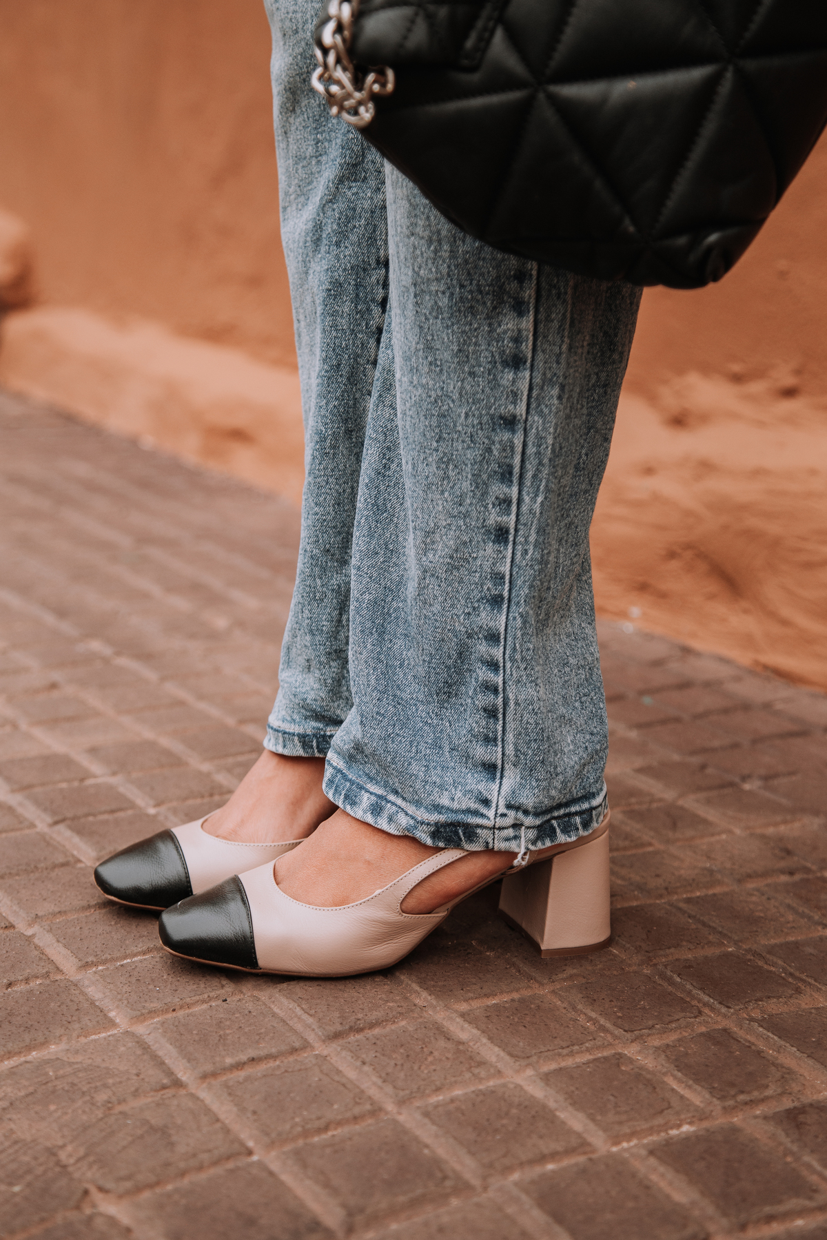 Modelo andando pelas fachadas da rua Saldanha Marinho usando calçado Camilys