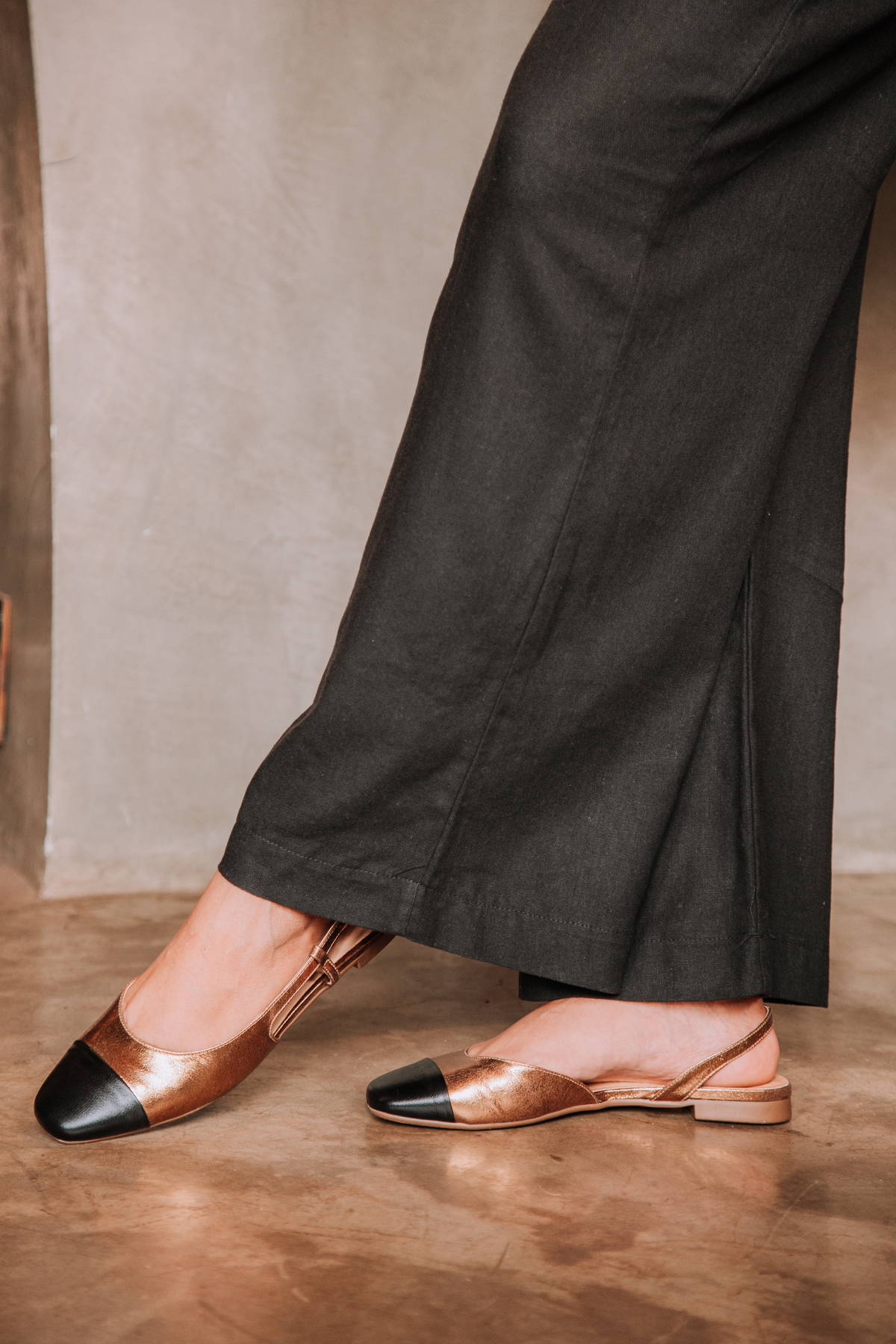 close-up de sapato feminino com foco em textura e design