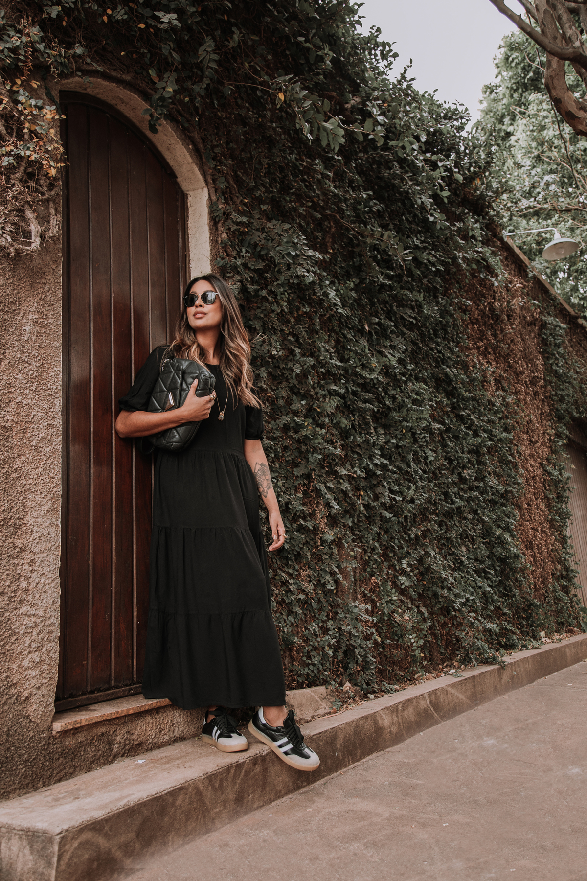 Fotografia close-up de sandália feminina em cenário com estética Pinterest