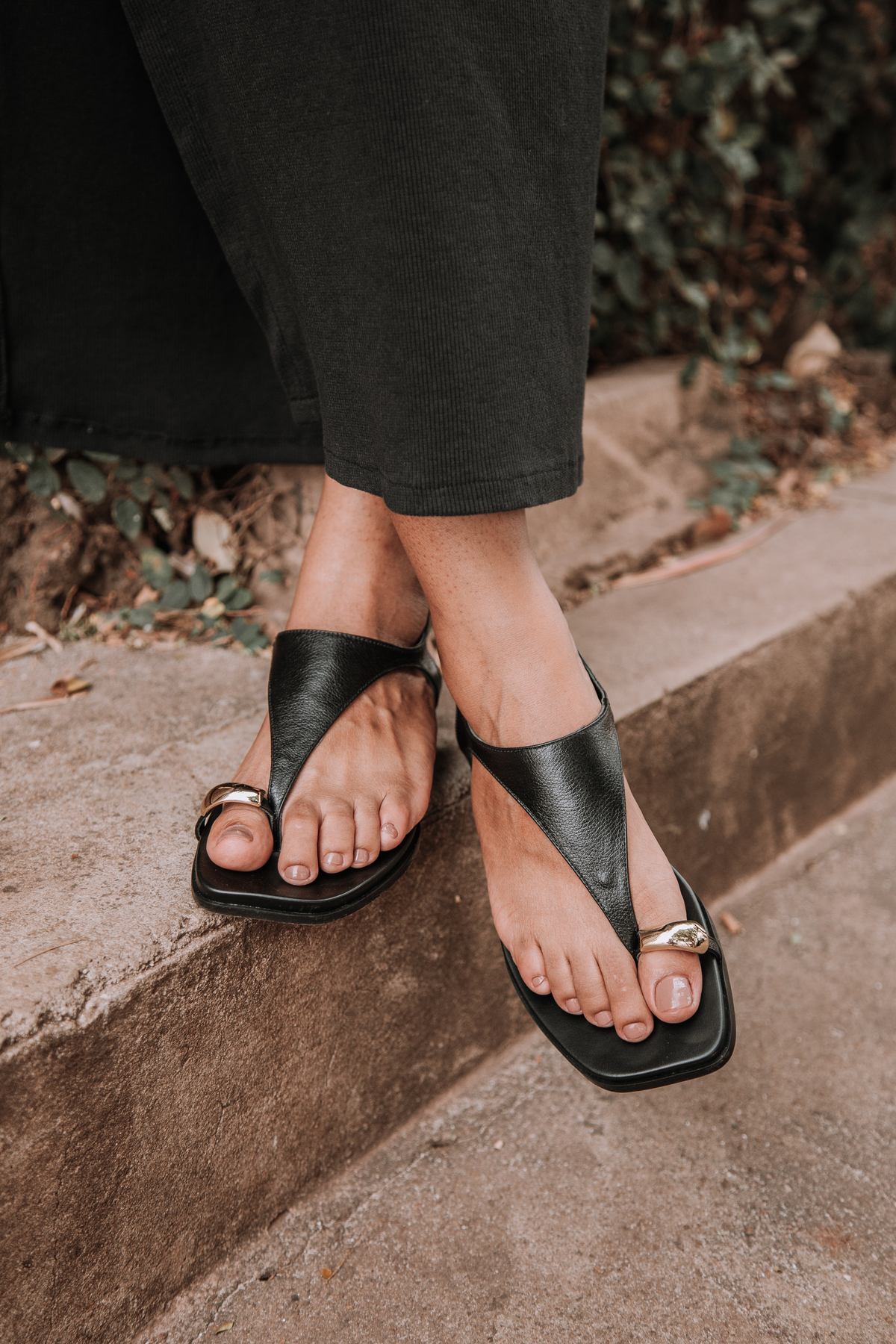 ensaio de sapatos com luz natural em ambiente externo