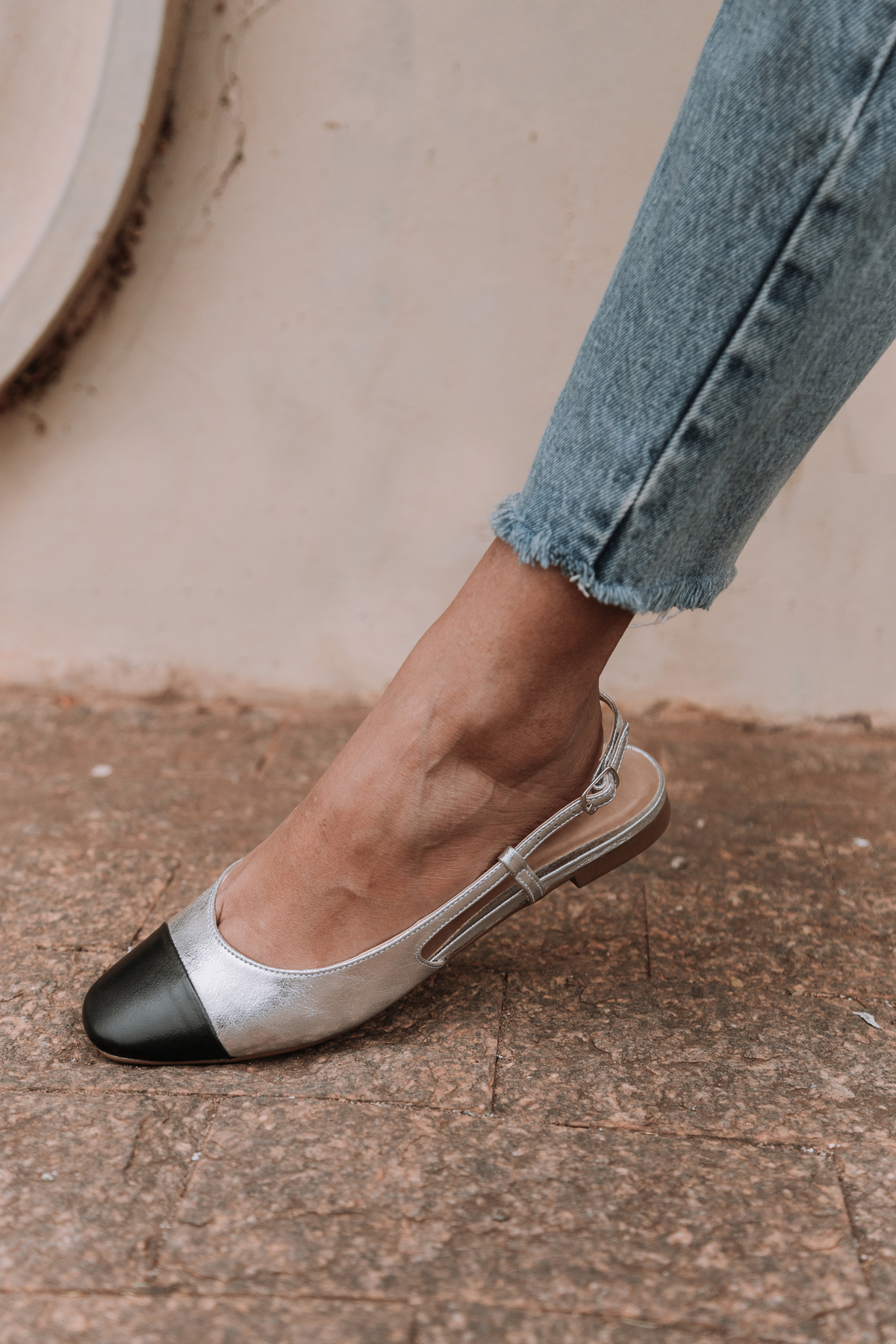Close-up de sapato feminino em ensaio contemporâneo ao ar livre