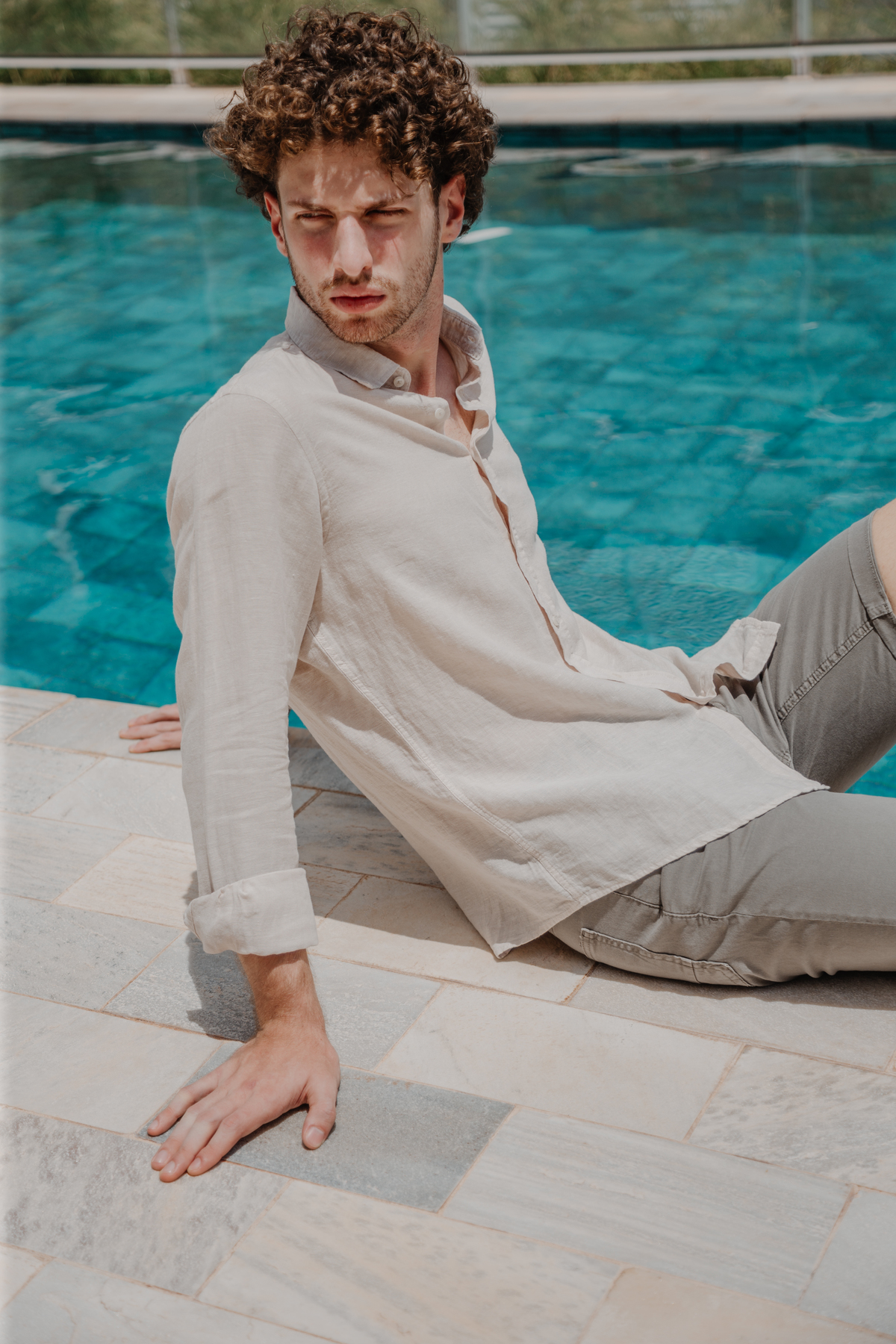 Modelo masculino posando para campanha de Carnaval