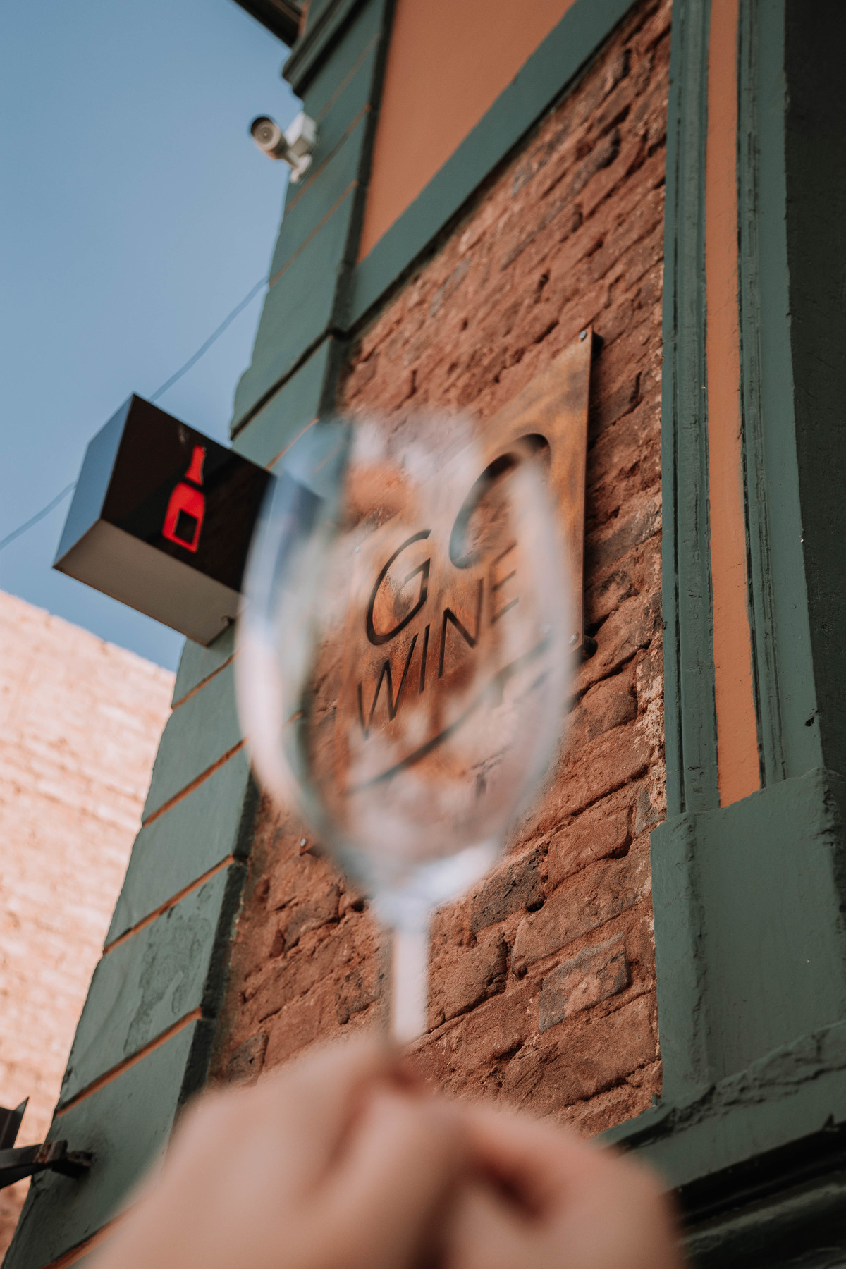 Fotografia sensorial de vinhos e gastronomia: exploramos luz, textura e ângulos para criar imagens que despertam emoções.