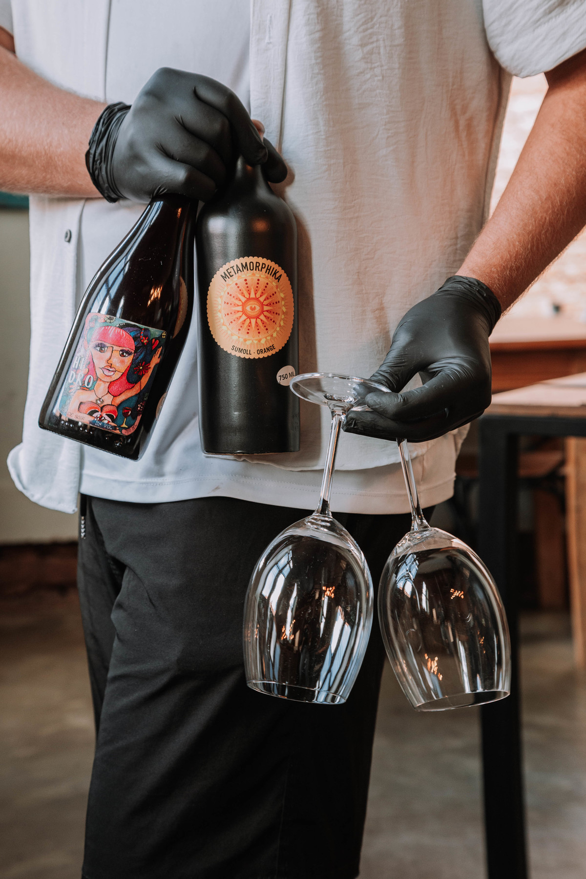 Garrafa de vinho disposta em ângulo criativo, destacando textura e identidade visual do rótulo.