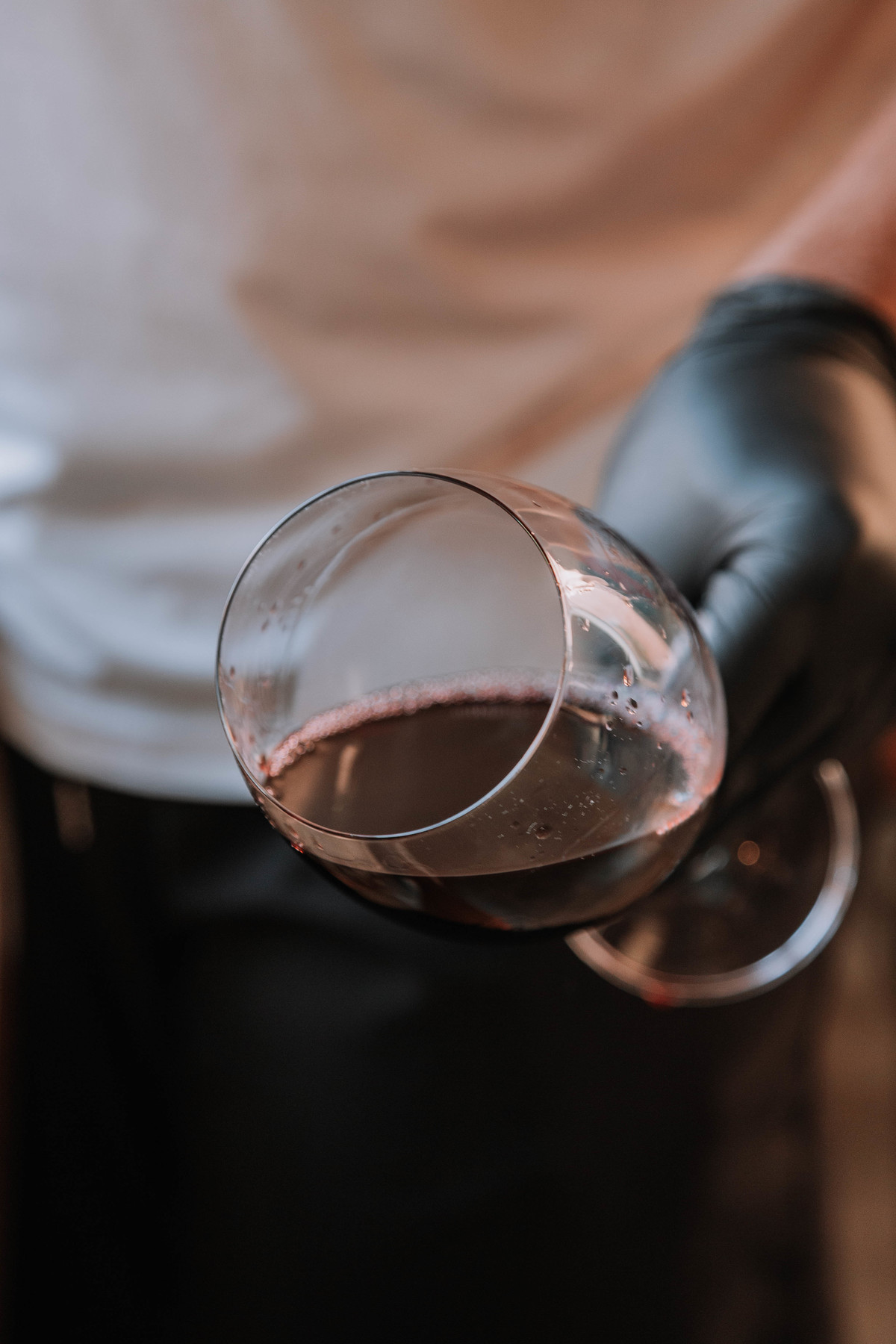 Detalhe de um brinde entre amigos na Go Wine, transmitindo experiência e conexão por meio da fotografia gastronômica.