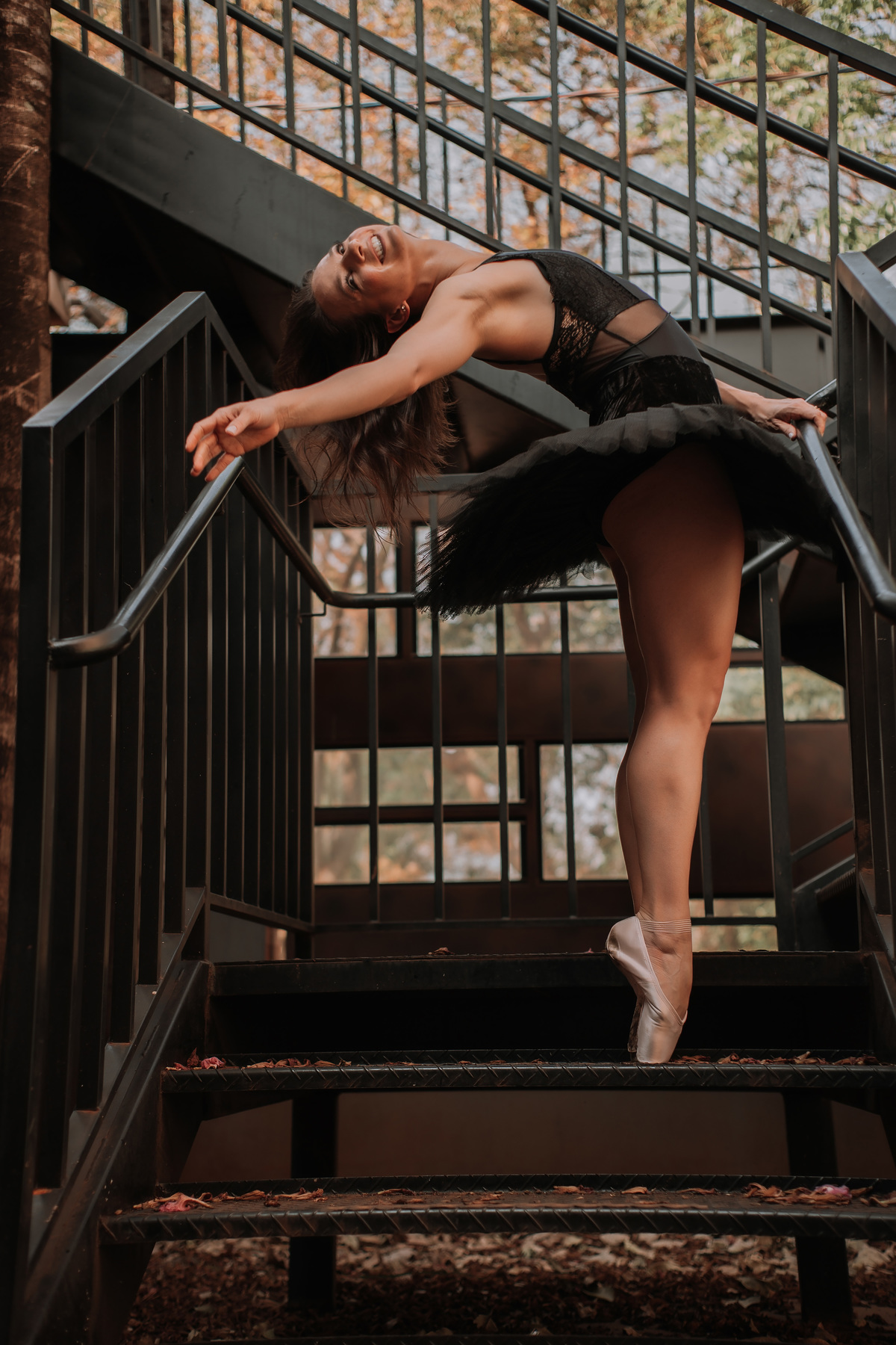 Fotografias de bailarinas de rua expressando-se ao ar livre