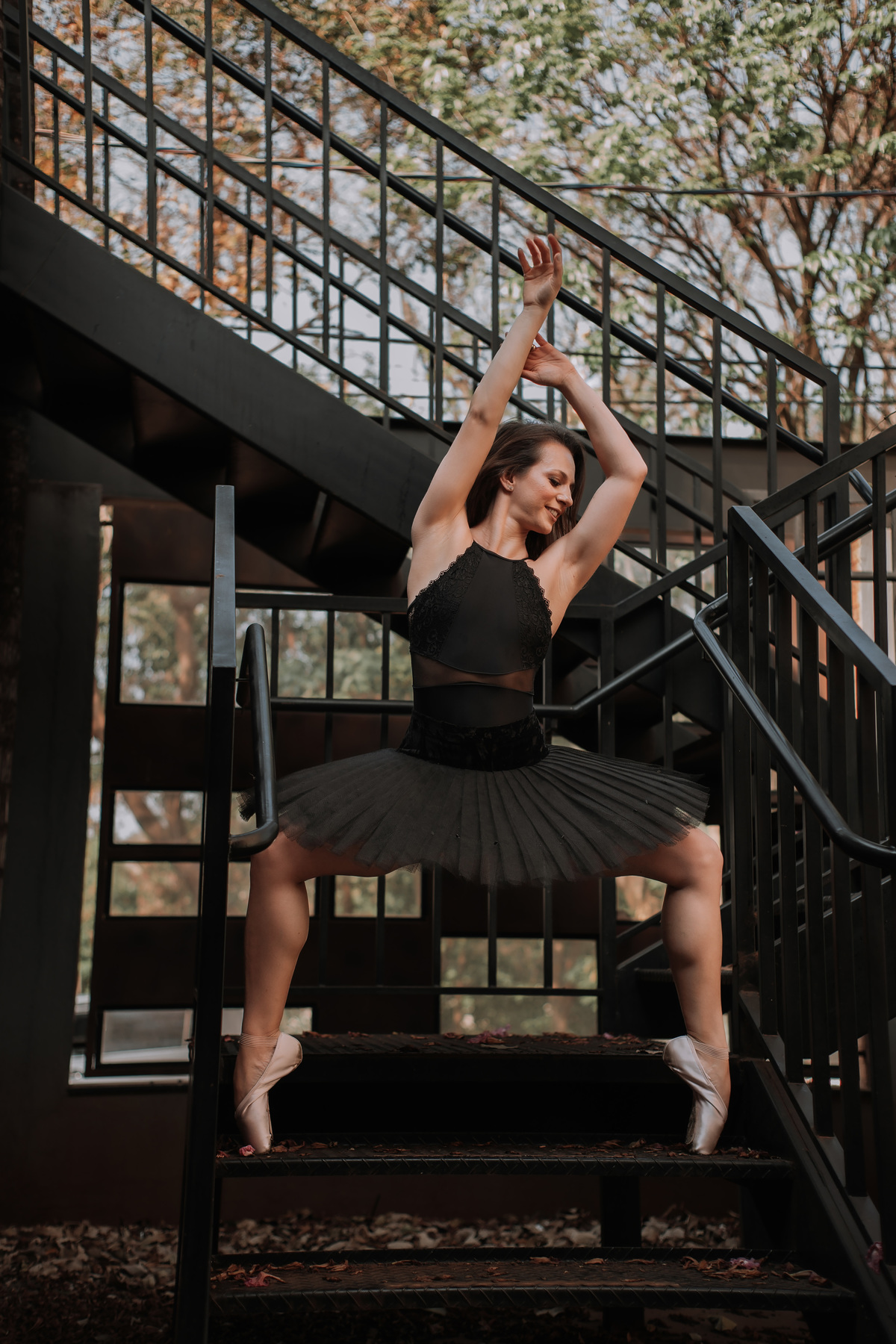 Fotografia de bailarina urbana em cenários urbanos pitorescos