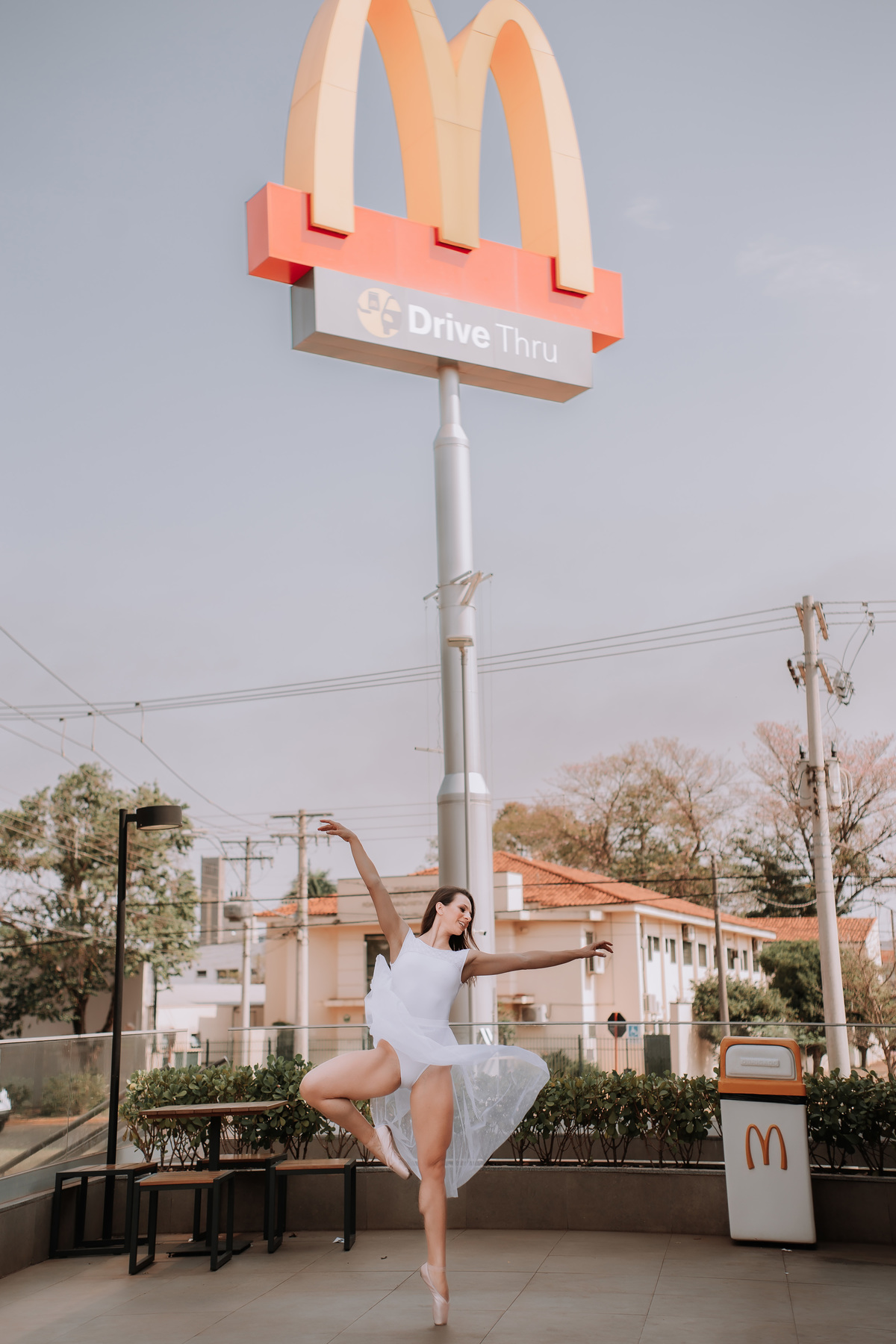Bailarina urbana em cenários urbanos