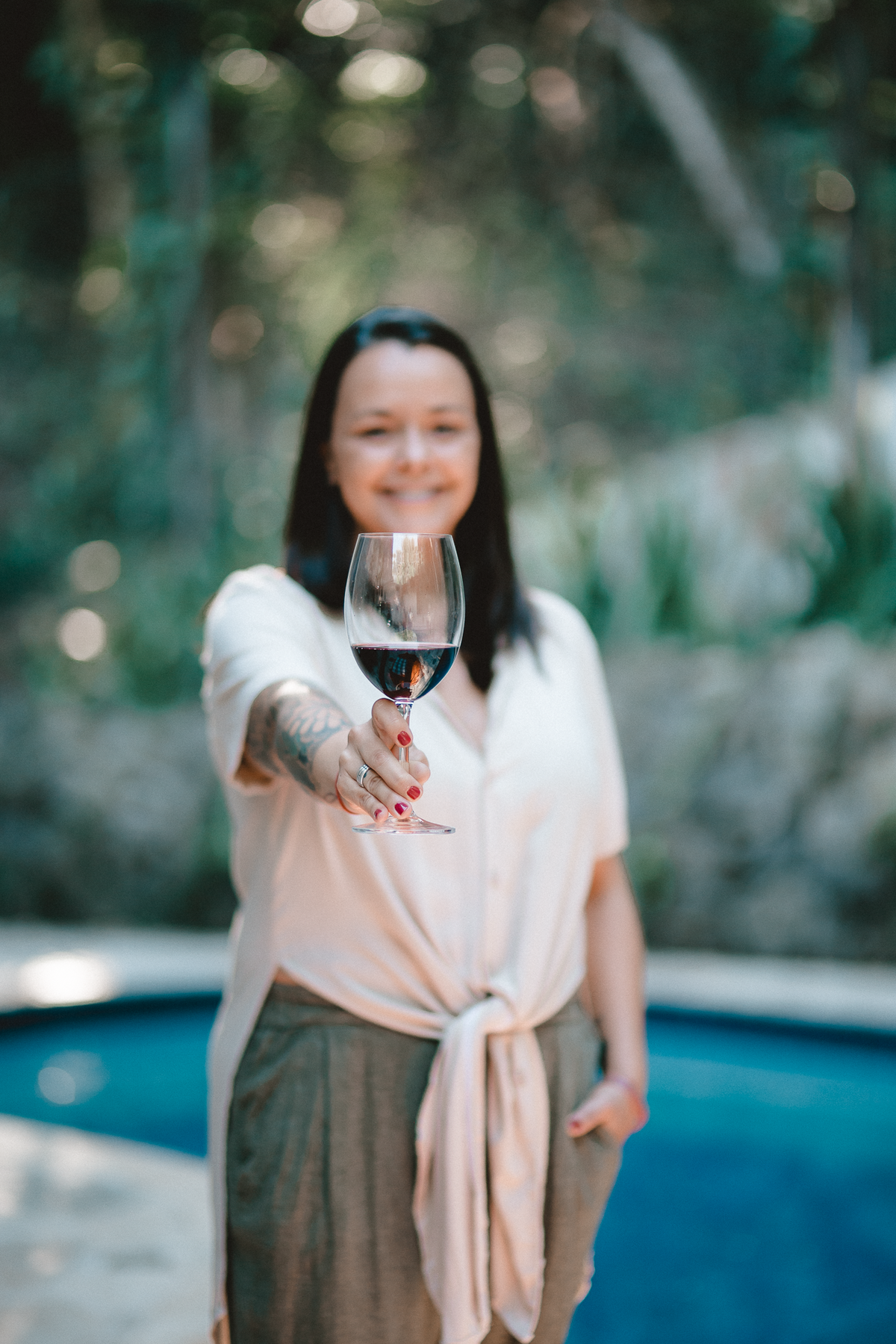 Sessão de fotos de retratos femininos para branding pessoal de especialista em vinhos