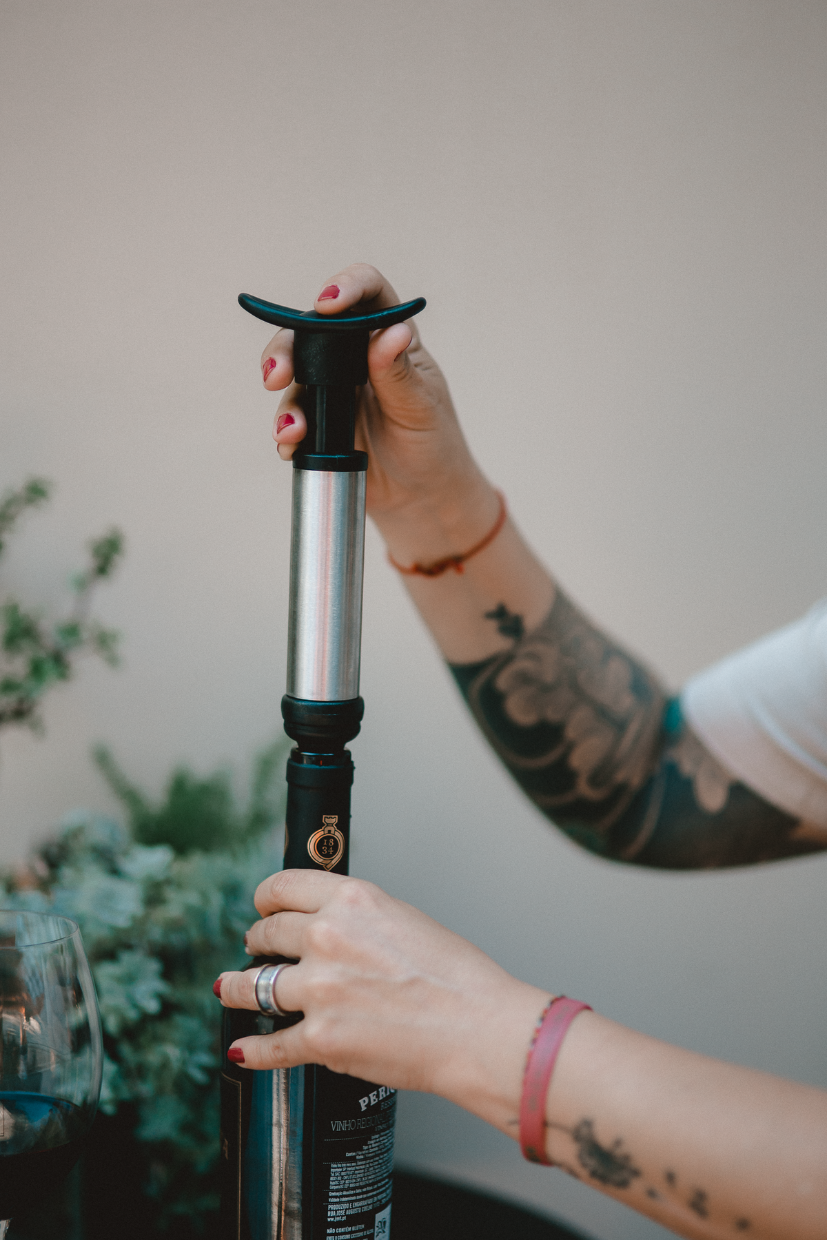 Fotografia de retratos femininos para marketing pessoal de especialistas em vinhos