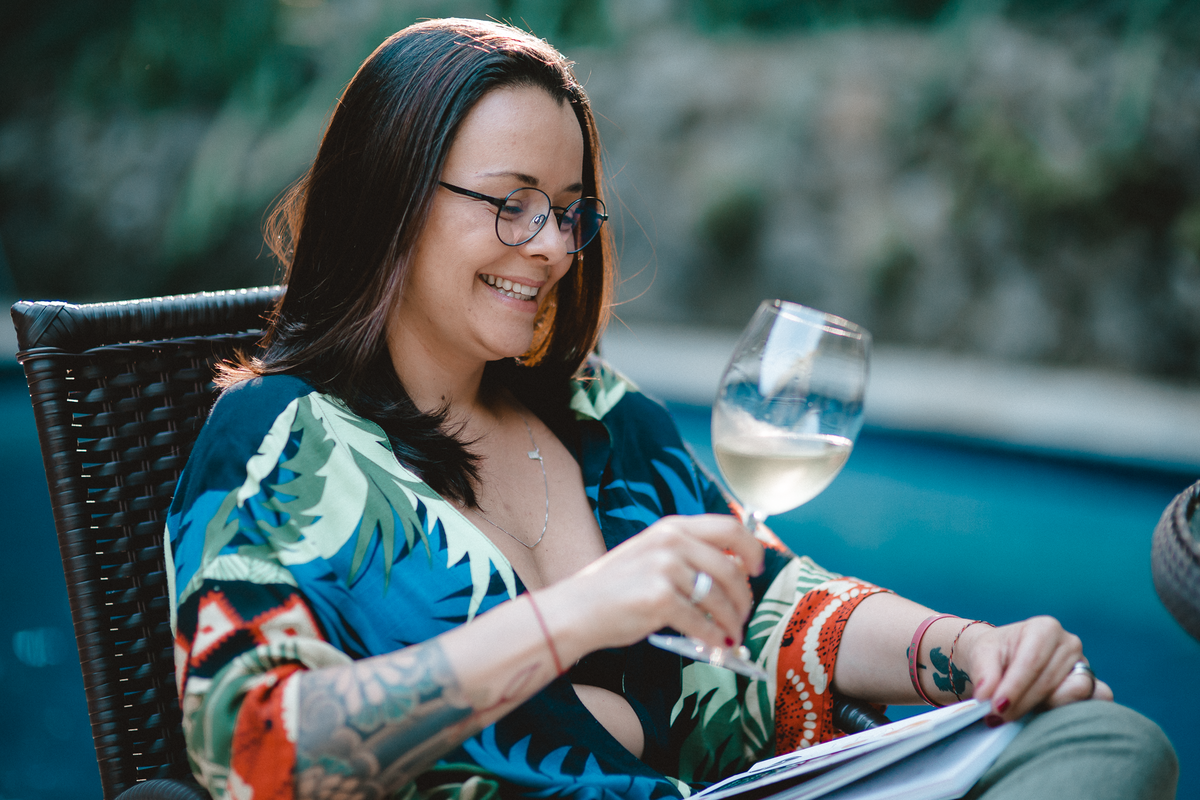 Retratos femininos para a presença online de Gabi Bigarelli como especialista em vinhos