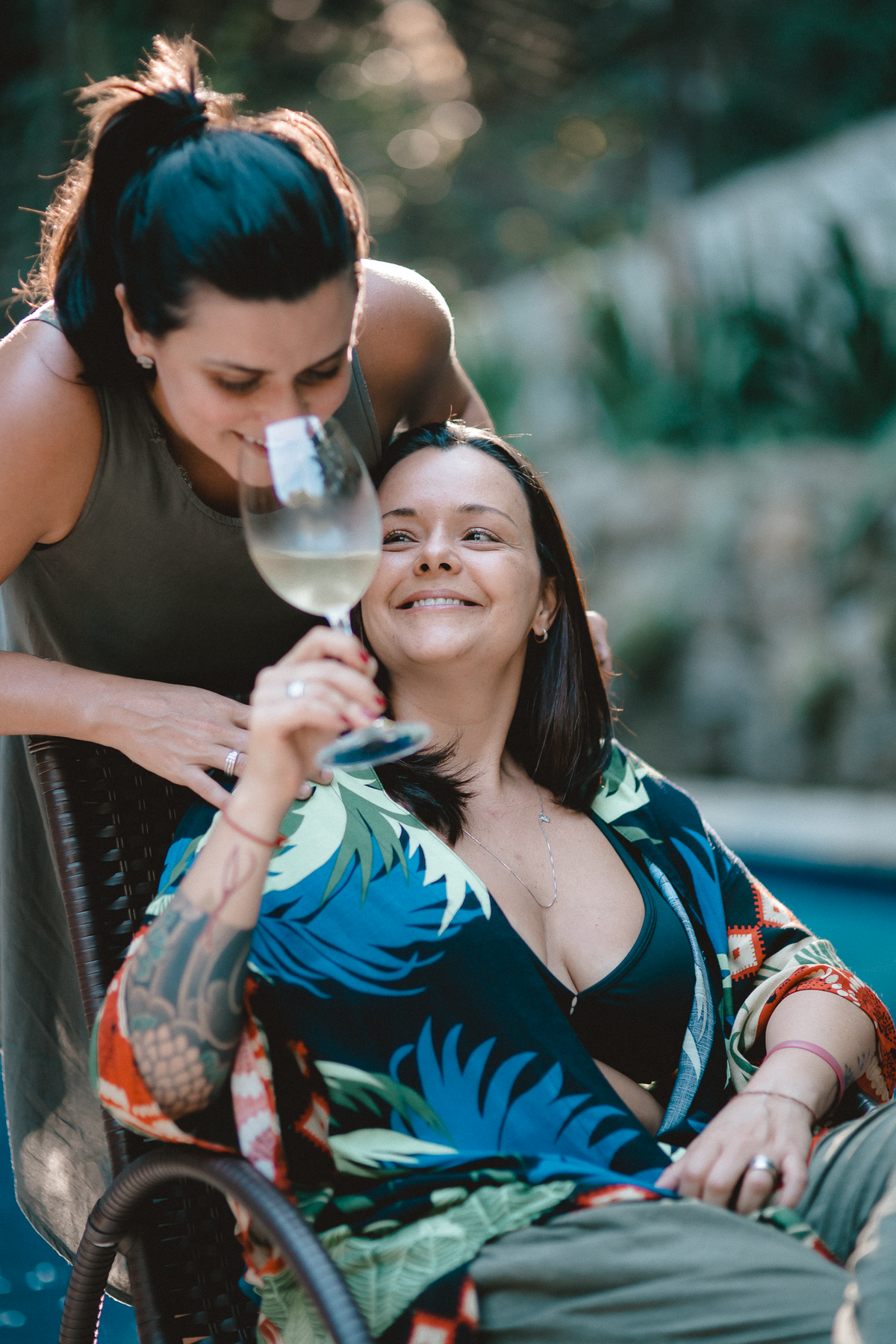 Sessão de fotos de retratos femininos para transmitir a expertise de Gabi Bigarelli como especialista em vinhos