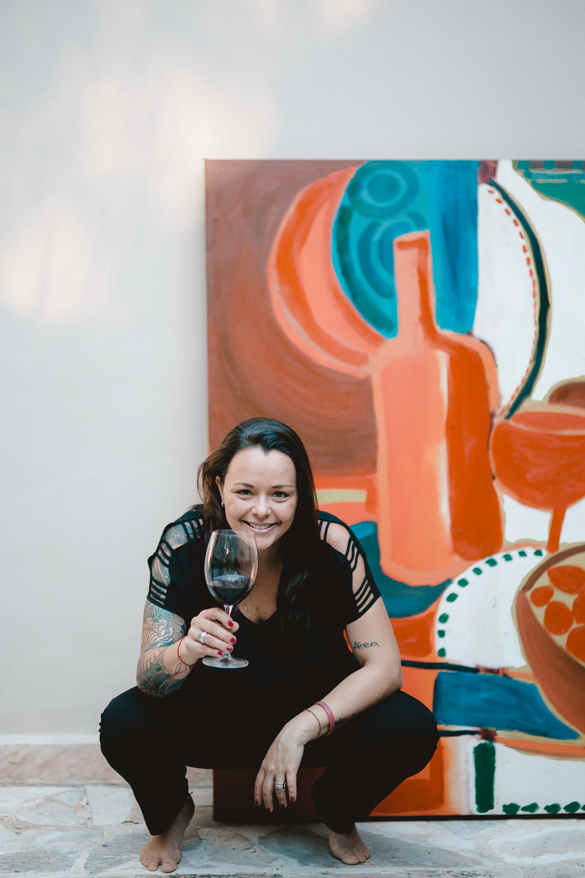 Fotografia de retratos femininos para fortalecer a imagem de Gabi Bigarelli como especialista em vinhos