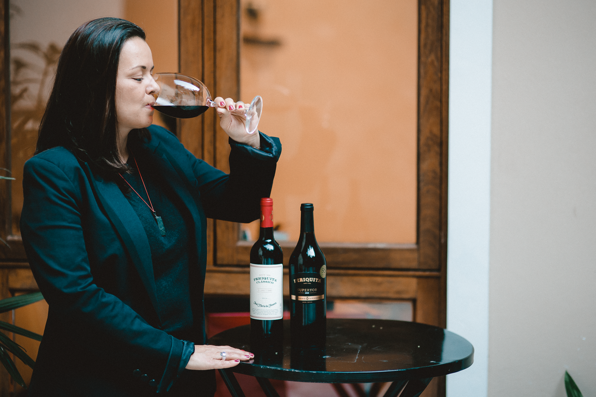 Sessão de retratos femininos para marketing pessoal de Gabi Bigarelli como sommelière