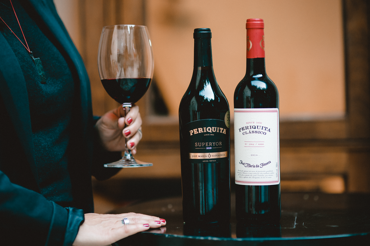 Fotógrafo de retratos femininos especializado em transmitir a essência de Gabi Bigarelli como sommelière