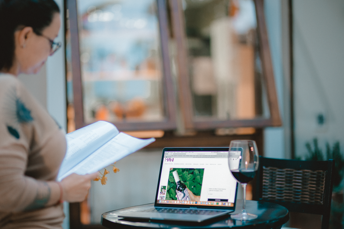 Fotografia profissional de retratos femininos para comunicar a paixão de Gabi Bigarelli pelo vinho