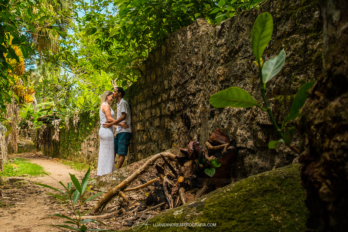casal encostado beijo na testa em trilha em ensaio pré-wedding pré casamento na praia em Ubatuba litoral norte de são paulo