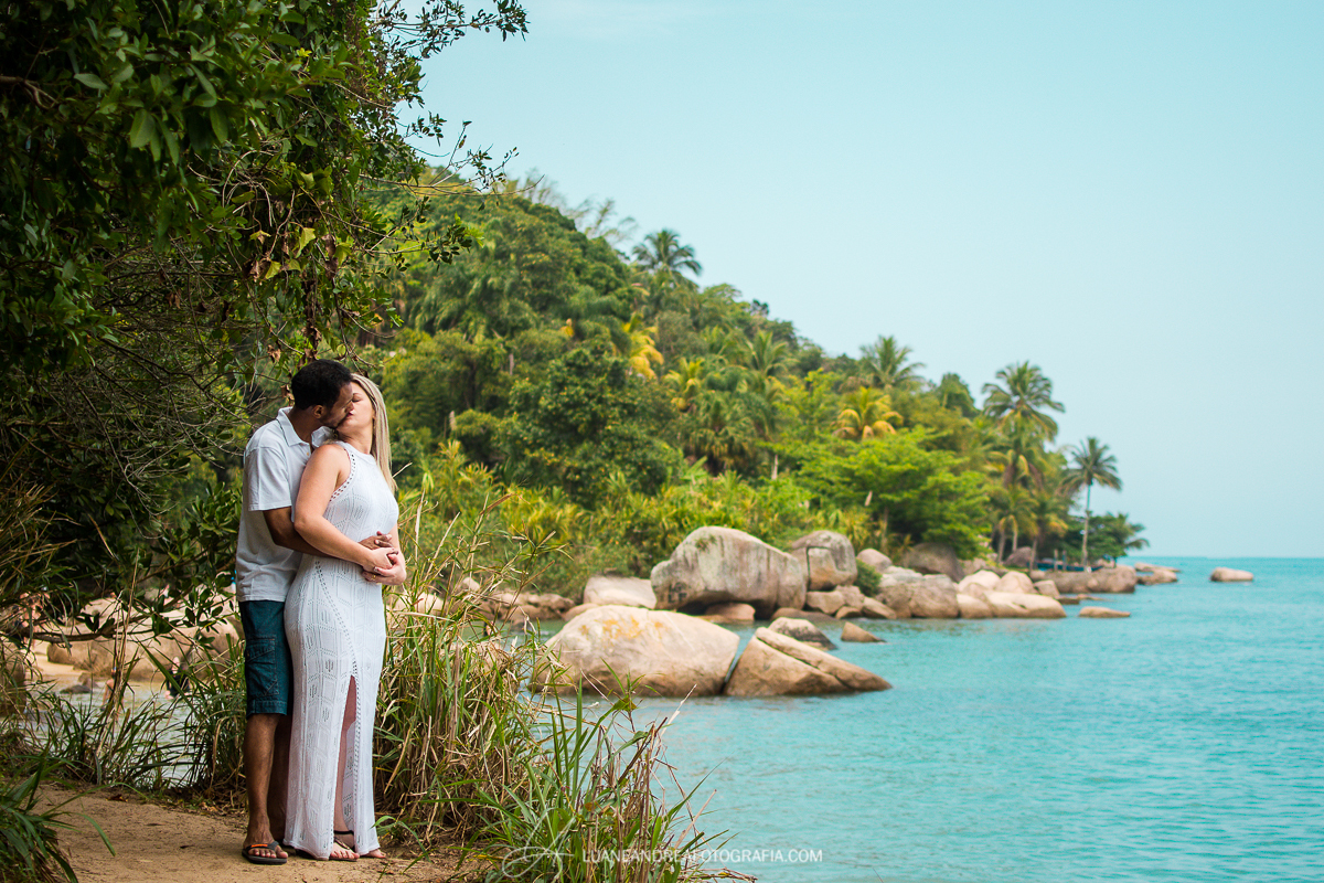 casal de noivos abraçados se beijando em ensaio pré-wedding pré casamento na praia em Ubatuba litoral norte de são paulo
