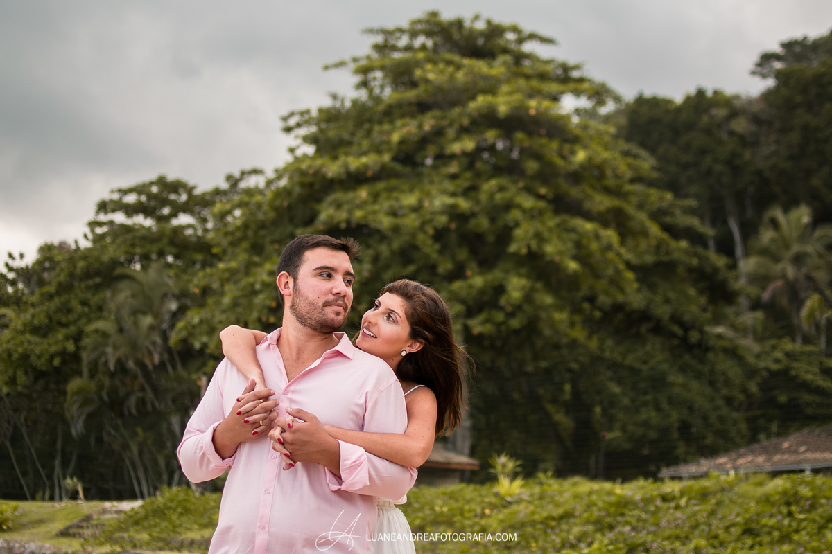casal de noivos abraçados se olhando e sorrindo em ensaio pré-wedding pré casamento na praia fim de tarde em ubatuba litoral norte de são paulo