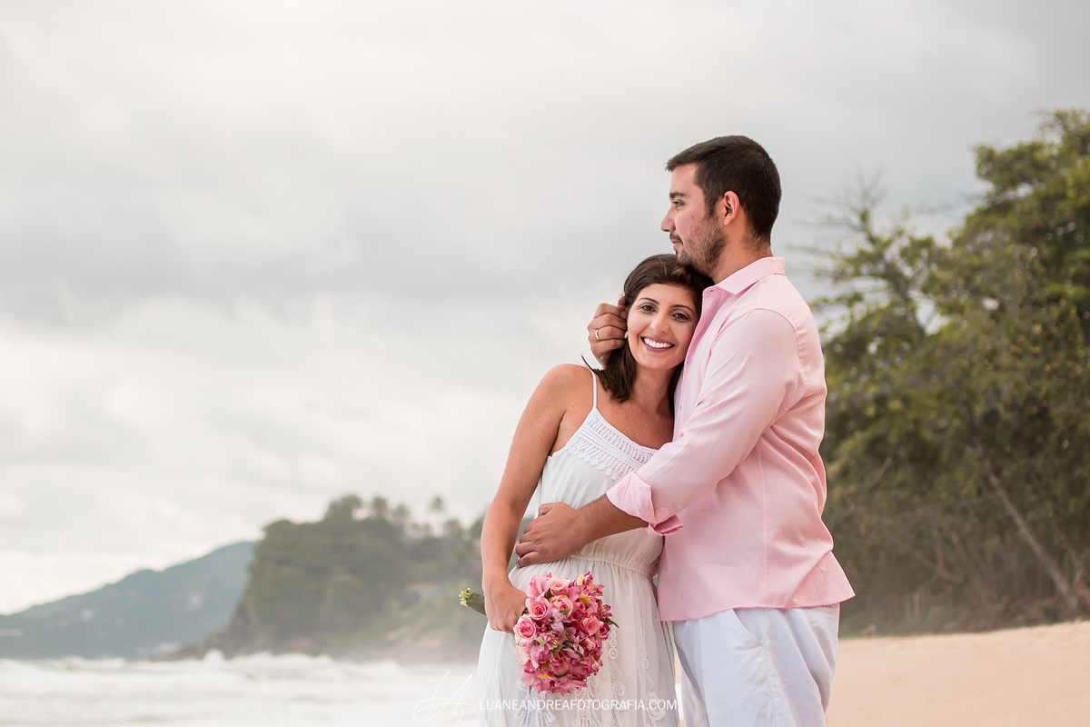casal de noivos abraçados e sorrindo em ensaio pré-wedding pré casamento na praia fim de tarde em ubatuba litoral norte de são paulo