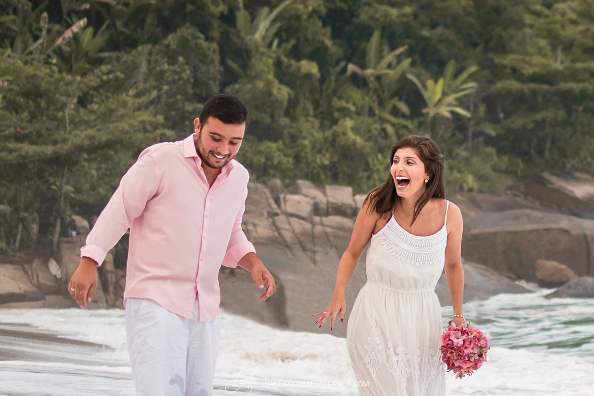 casal de noivos rindo em ensaio pré-wedding pré casamento na praia fim de tarde em ubatuba litoral norte de são paulo