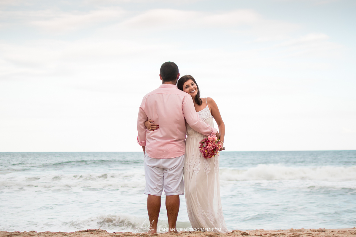 casal de noivos abraçados e sorrindo em ensaio pré-wedding pré casamento na praia fim de tarde em ubatuba litoral norte de são paulo
