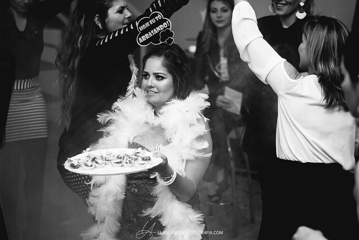 aniversariante no fim da festa com docinhos na mão em aniversario de 40 anos em taubaté