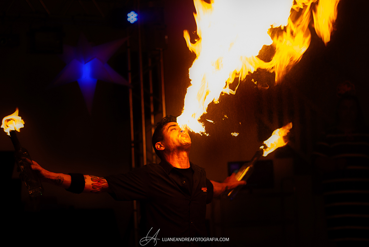 homem cuspindo fogo em atração em aniversario de 40 anos em taubaté