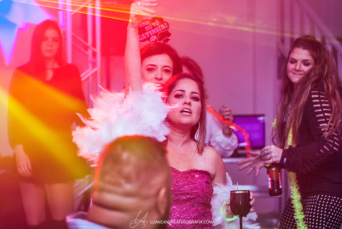 aniversariante dançando em festa em aniversario de 40 anos em taubaté