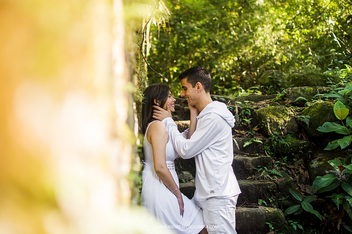 casal de noivos se olhando e sorrindo na praia em ensaio pré wedding casamento em ubatuba litoral norte de são paulo