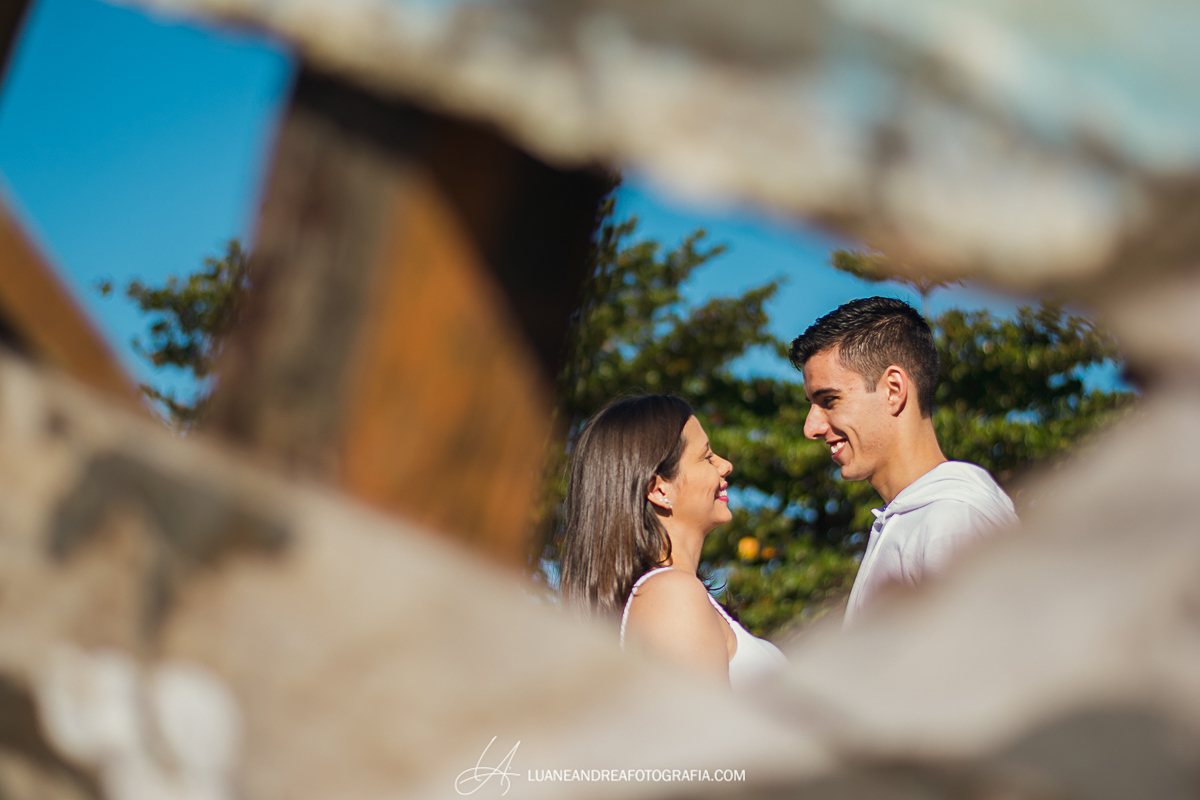 casal de noivos se olhando e sorrindo na praia em ensaio pré wedding casamento em ubatuba litoral norte de são paulo