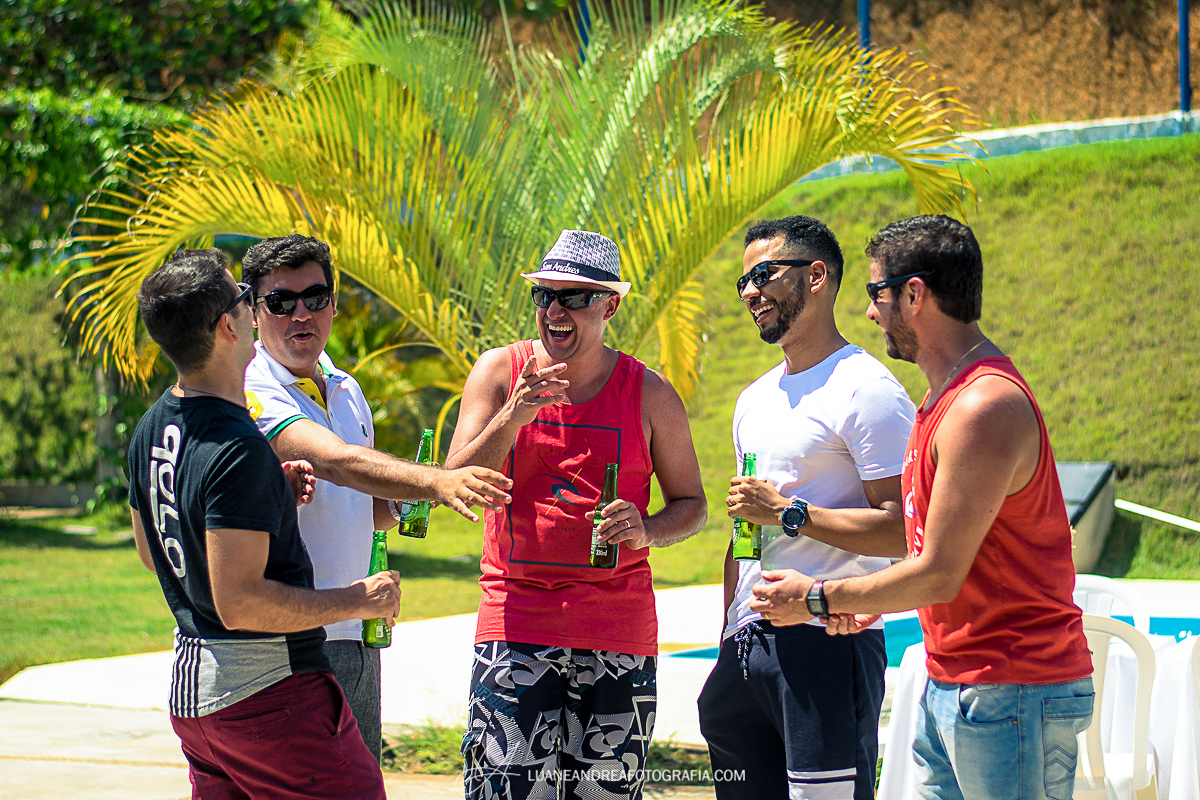 amigos conversando e rindo de forma espontânea em festa de aniversário de 40 anos em Taubaté