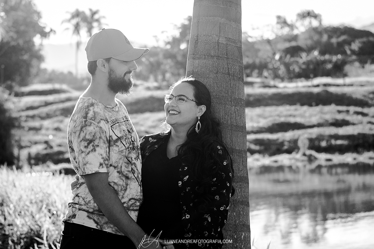 casal rindo encostados na árvore em ensaio pré wedding casamento no campo em taubaté são paulo