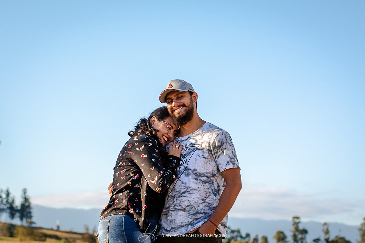 casal encostado um no outro sorrindo em ensaio pré wedding casamento no campo em taubaté são paulo