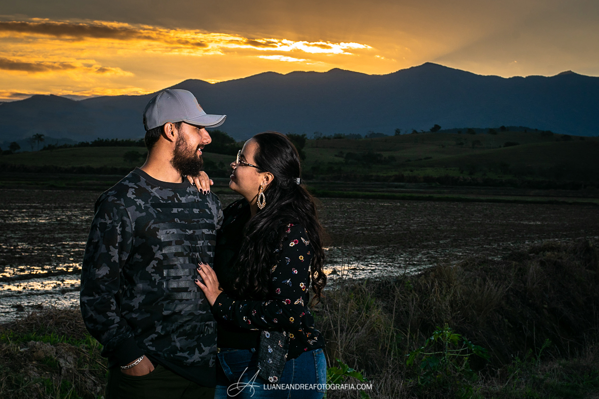 noivos se olhando apaixonados no por do sol em ensaio pré wedding casamento no campo em taubaté são paulo