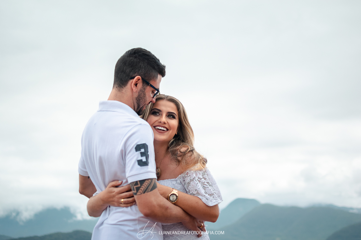 noiva abraçando noivo e sorrindo em ensaio pré wedding casamento na praia em Ubatuba litoral norte de são paulo
