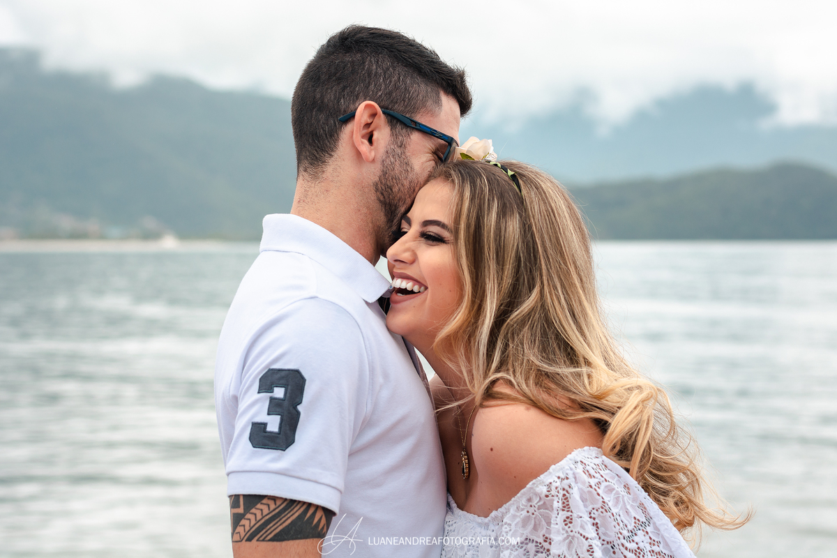 casal rindo em ensaio pré wedding casamento na praia em Ubatuba litoral norte de são paulo