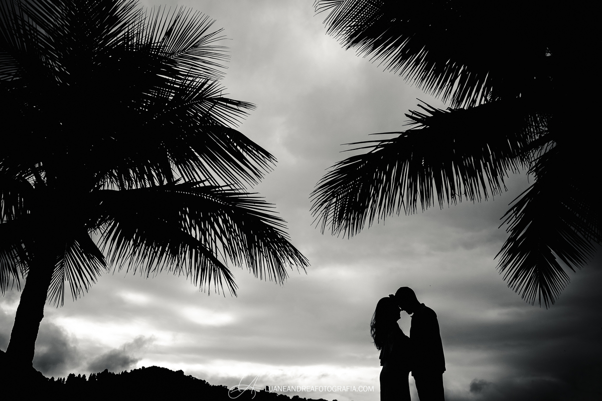 casal encostando testa com testa em silhueta em ensaio pré wedding casamento na praia em Ubatuba litoral norte de são paulo