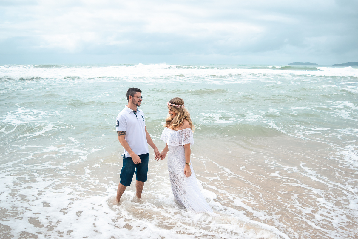 casal de mãos dadas no mar em ensaio pré wedding casamento na praia em Ubatuba litoral norte de são paulo